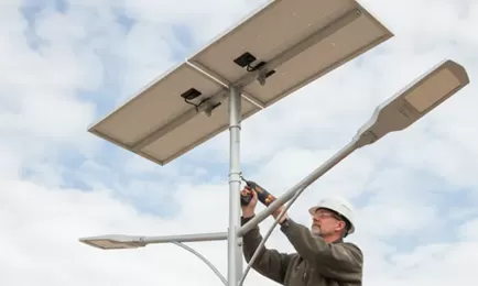 Interpretación integral de las ventajas, desafíos y soluciones de las farolas solares.