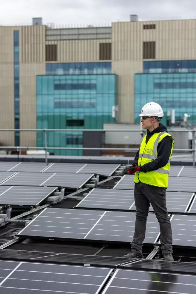 ¿Cómo instalar farolas solares una sola persona?