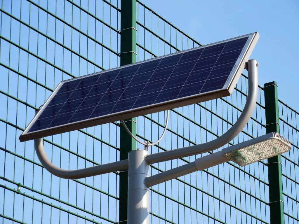 ¿Cómo instalar farolas solares una sola persona?